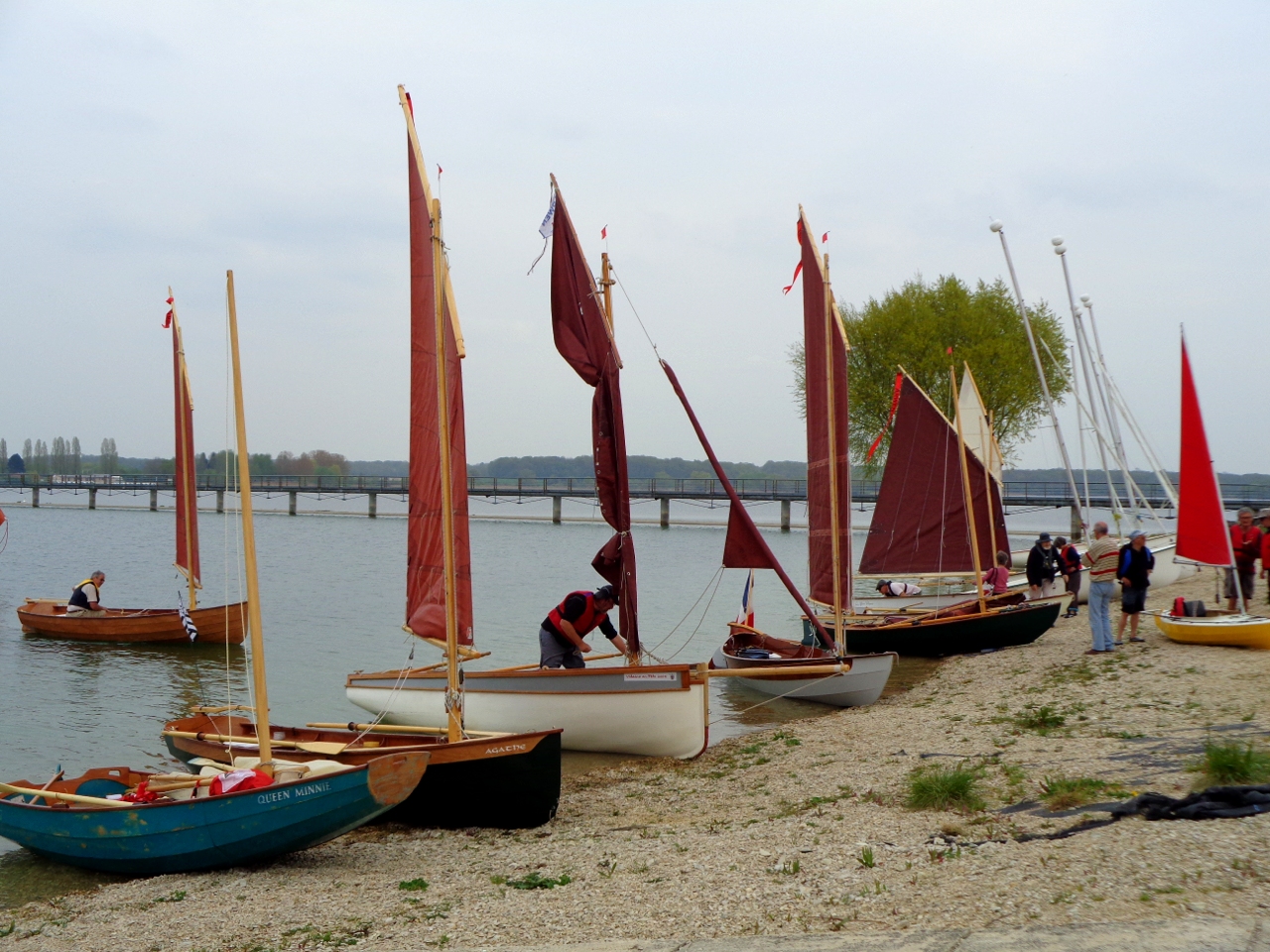 Fin d'après-midi, les bateaux reviennent au rivage pour s'abreuver au bord de l'eau (enfin, ce sont plutôt les skippers qui ont l'intention de s'abreuver...) 