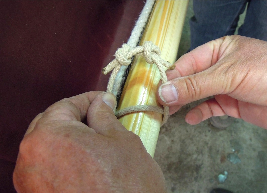 Démonstration du noeud de pêcheur, utilisé sur la bôme pour le capelage du palan d'amure et pour l'écoute. On l'utilise aussi bien pour mettre bout à bout deux cordages que pour fermer une boucle comme ici. 