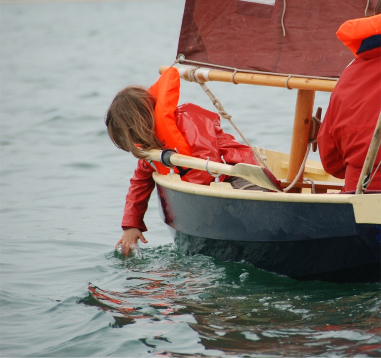 Zélie sur la Laïta "Cotentin" : il y a des plaisirs pour tous les ages dans ces petits bateaux... 