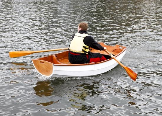 Contrairement à un dinghy gonglable, on peut se déplacer "pour de vrai" à l'aviron dans une annexe rigide. 