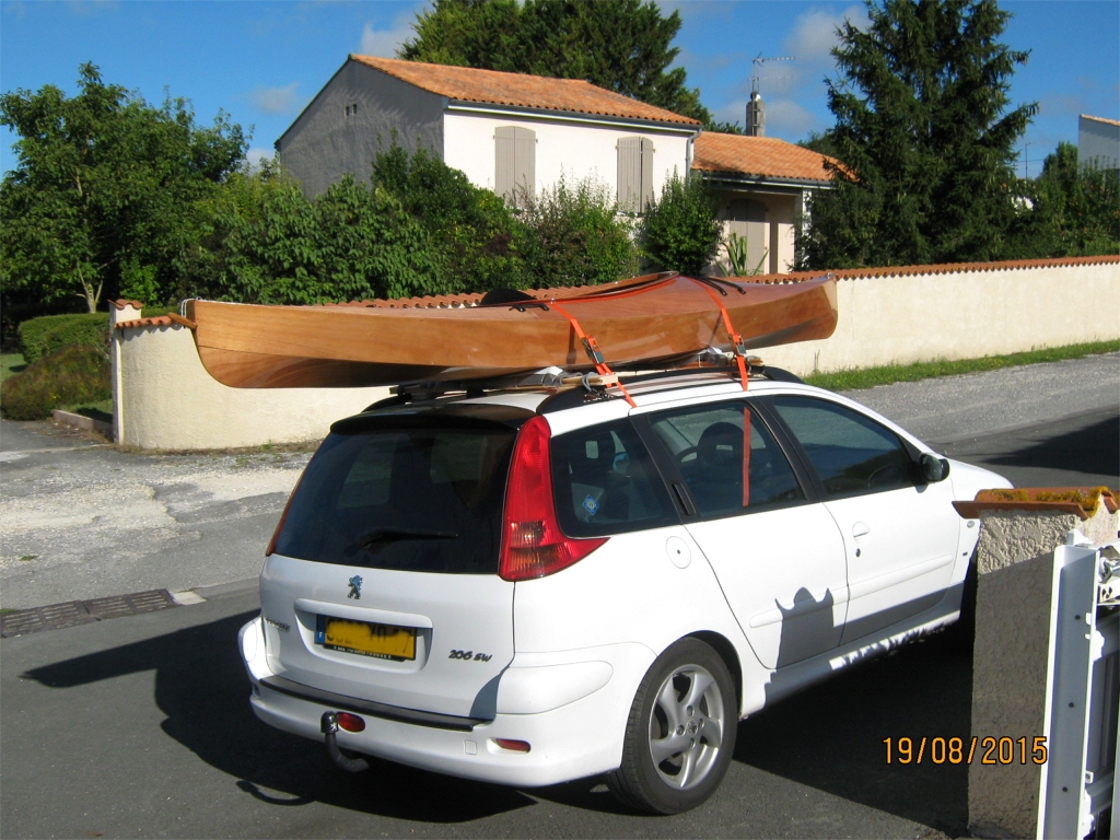 Les deux images suivantes nous arrivent de Charente Maritime : Jean-Claude nous envoie les photos du magnifique Wood Duck 12 qu'il vient de construire à partir d'un kit tout okoumé. 
