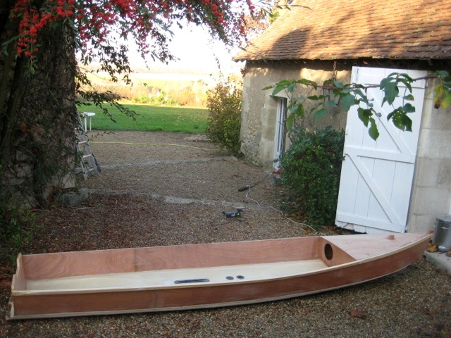 Jérôme nous avait envoyé en décembre dernier une image de la conversion d'une planche à voile Dufour Wing au rebut en ... bateau ? 