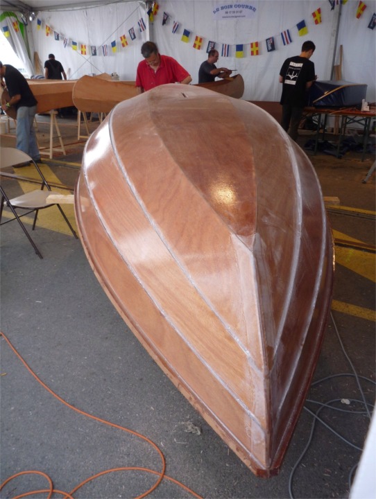 L'extérieur de la coque est aussi poncé, notamment pour "effacer" les bords des renforts en fibre de verre sur l'étrave et l'étambot. 