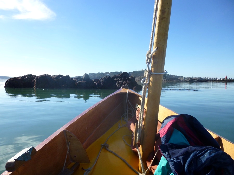 Christian nous envoie les 5 images suivantes de Bretagne : elles sont été prises à bord de son Skerry Nouelig (qu'il a construit avec moi pendant "Je construis mon bateau" sur les quais de Vannes durant la Semaine du Golfe 2013) en baie de Morlaix ce mercredi... 