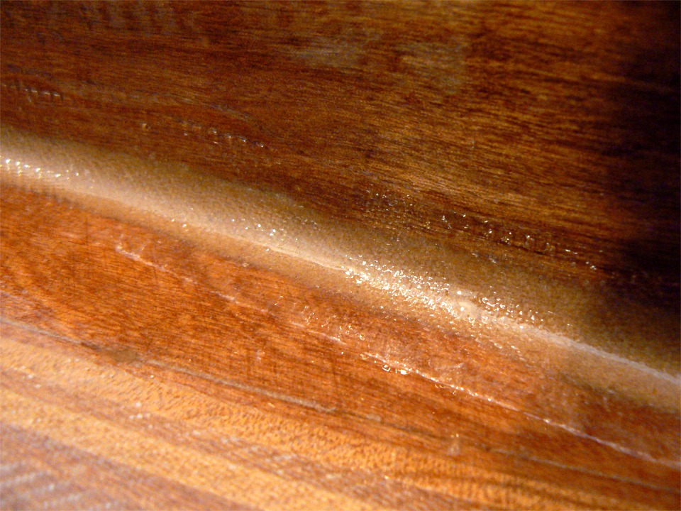 Vue de détail du joint congé extérieur du skeg tribord. Le tissu de verre est appliqué sur le joint-congé "mou" puis imprégné à l'époxy "claire". 
