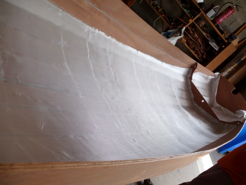 Le compartiment central est recouvert d'une seule pièce de tissu de verre de 2.80 m de longueur. 
