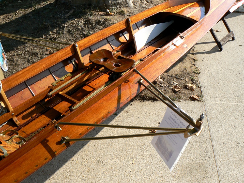 Même type d'équipement dans un "canoë français", sur lequel les outriggers sont montés sur l'hiloire et sur le passavant. 
