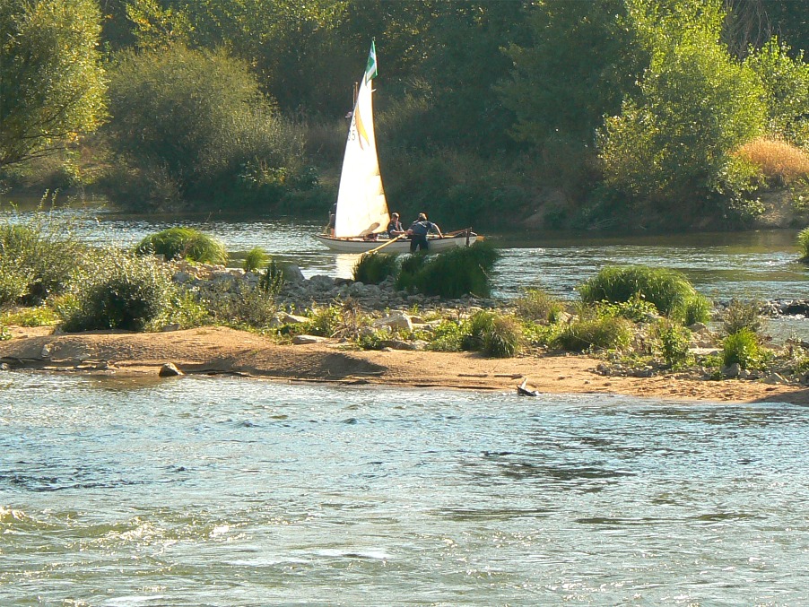 Un groupe de scouts marins emprunte un Seil pour remonter la Loire en amont du site du Festival, après un petit portage pour passer les hauts-fonds sous le pont du chemin de fer. 