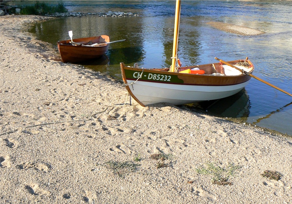 La faiblesse du débit de la Loire, "dernier fleuve sauvage d'Europe", en ce début d'automne met à jour une infinité d'ilots éphémères (bientôt le Goncourt !) qui sont autant de terrains d'explorations pour nos petits bateaux. 