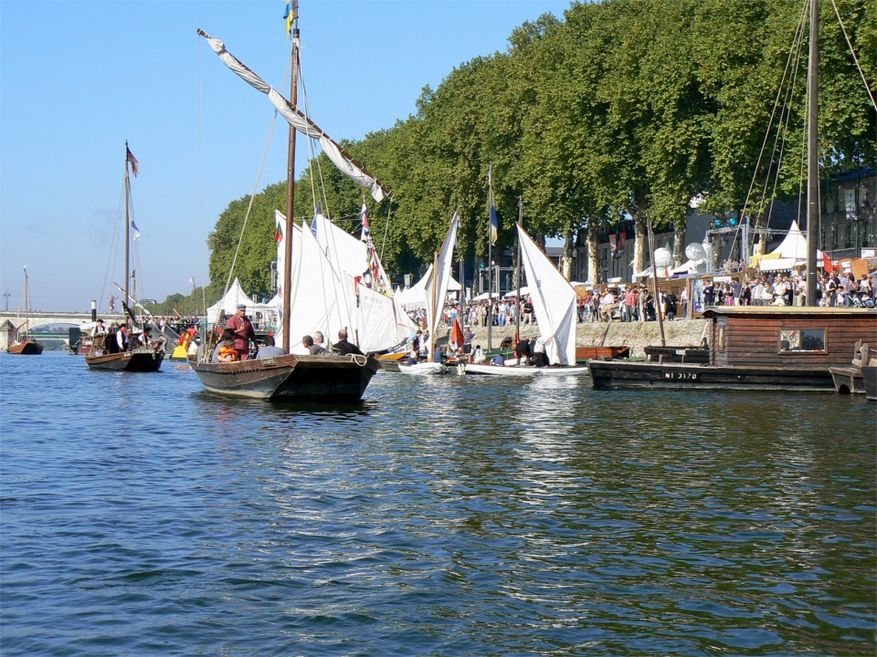 Vue d'ensemble du joyeux mélange de bateaux traditionnels de Loire et de "Belle Plaisance". 