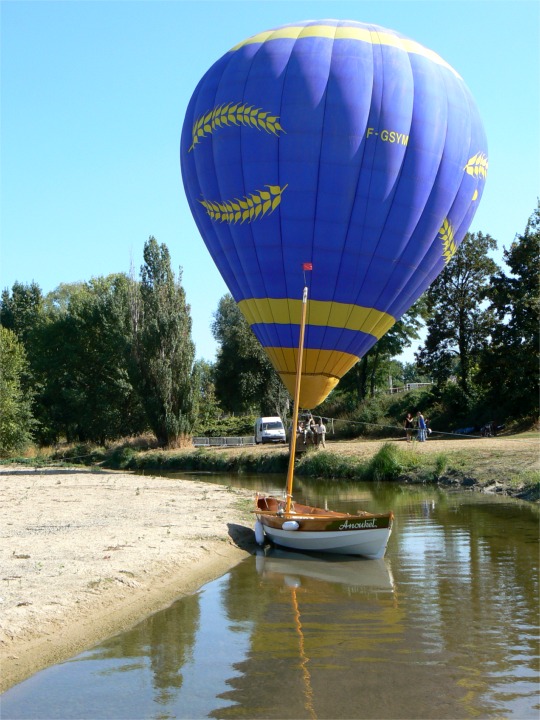 Non, Ludo n'a pas installé un spi géant à air chaud sur Anouket, c'est une montgolfière semi-captive sur la rive de la Loire, face au site du Festival... 