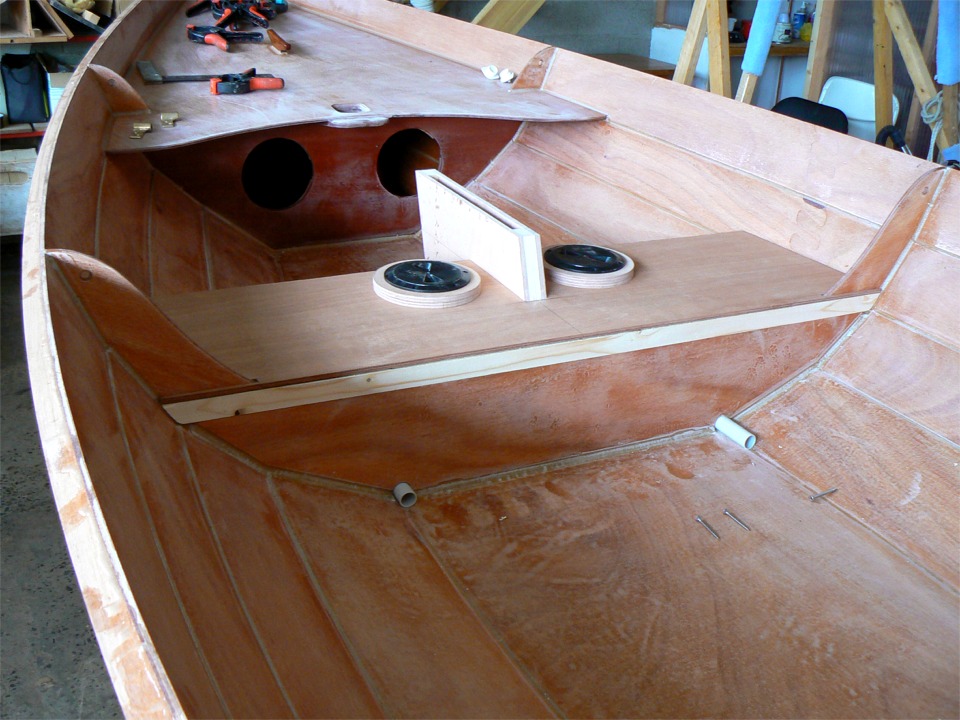 Le banc de nage en pin sera posé sur l'arrière du caisson et dépassera d'autant en porte-à-faux sur l'arrière de la cloison 2. 