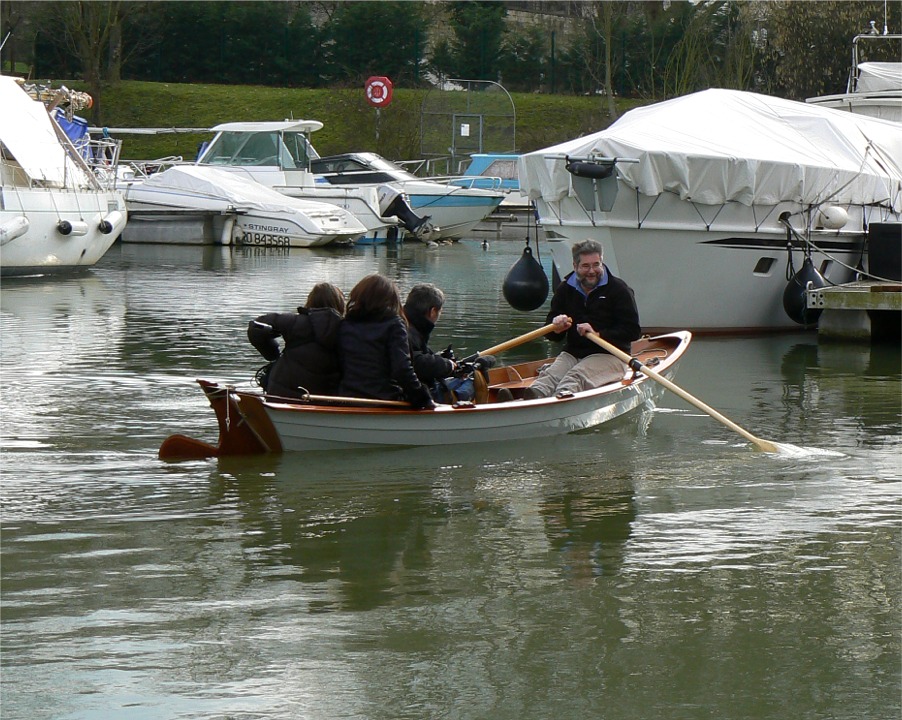 Nous avons mis le Doris 17 à l'eau sur la cale du port de plaisance de Compiègne. Ce port offre 71 places de ponton (48 heures gratuites pour les visiteurs) et il est géré en partenariat par le Compiègne Yacht Club et l'ARC (Agglomération de la Région de Compiègne).