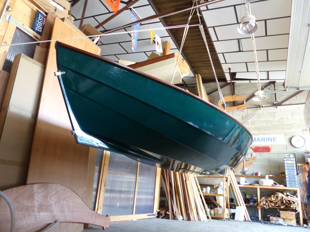 Après les manutentions de la barquette, c'est un plaisir de soulever un bateau léger (la coque nue du Skerry Raid pèse 68 kg). 