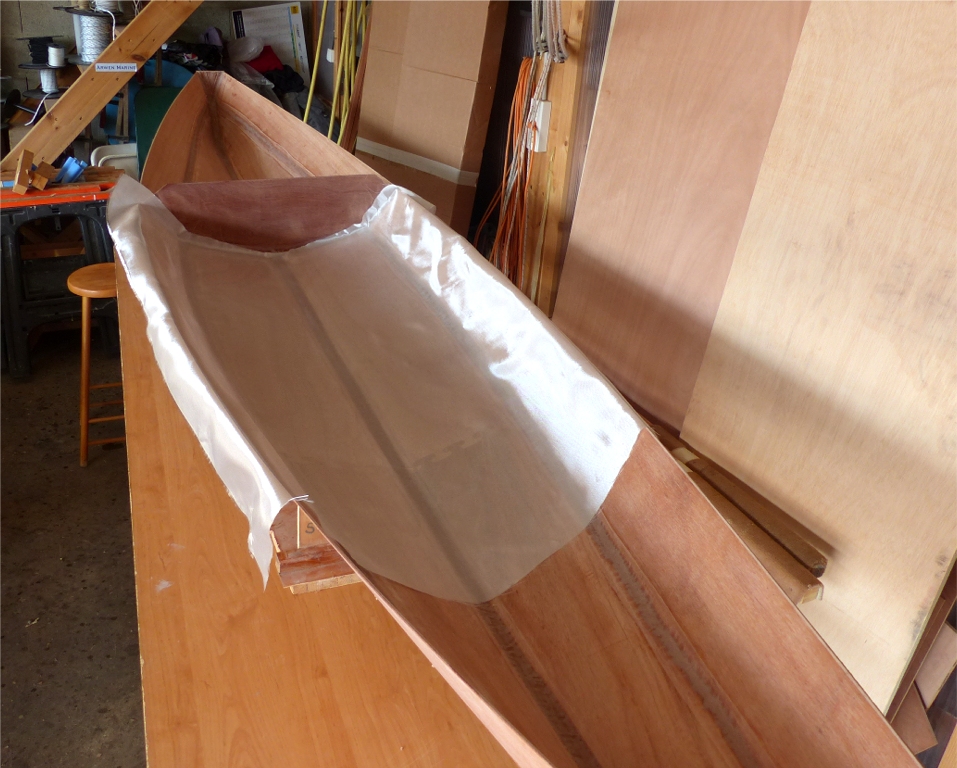 Après que les joints intérieurs renforcés de bande de fibre de verre aient durci, je les ai poncés afin, notamment, de "gommer" les lisières de la bande de fibre de verre et je m'apprête à stratifier un tissu de verre fin (86 g/m2, comme sur le Mill Creek 13) sur l'intérieur du cockpit du Wood Duck 12. 