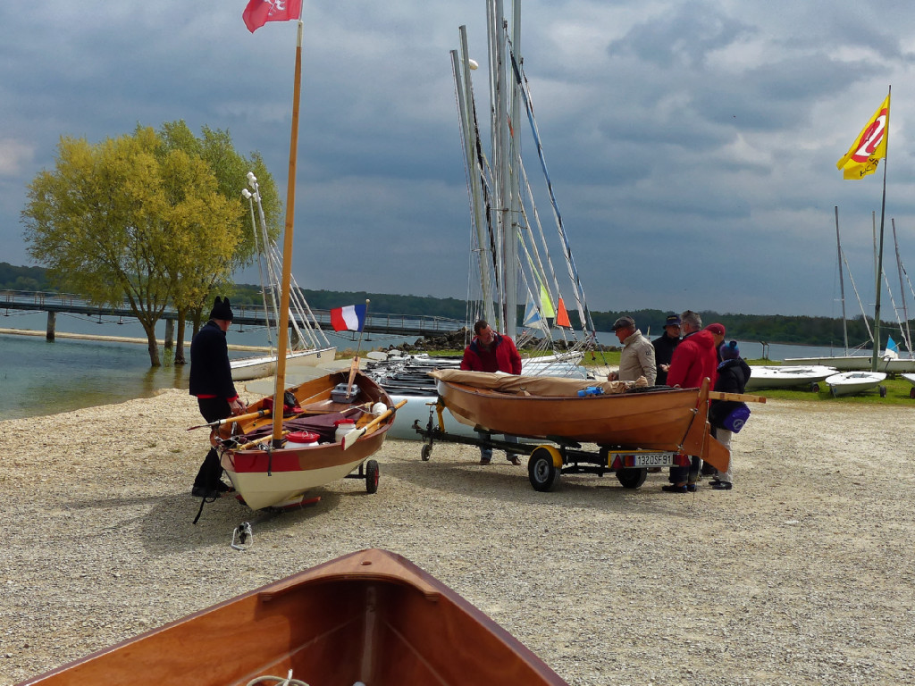 Les premiers bateaux sont déja là, malgré le ciel menaçant. On voit ici le Skerry "Pirate du Rhône" et le tout nouveau Skerry Raid "La Marie Pupuce II" de Gérard, qui n'a encore jamais touché l'eau ! 