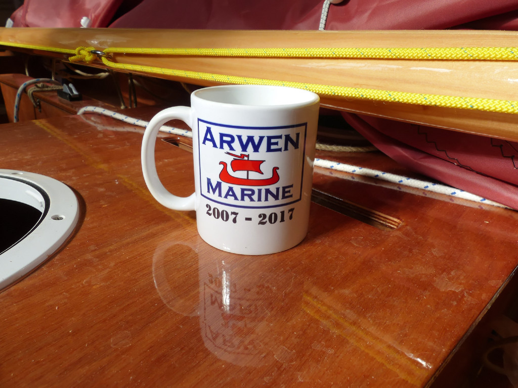 Avec tout ça, j'ai presque oublié de fêter le 10e anniversaire d'Arwen Marine ! J'ai fait réaliser ce mug qui est assuré de devenir un objet de collection de grande valeur dans le futur : "Ouah, tu te rappelles des débuts d'Arwen Marine qui vient de racheter Bénéteau ?" 