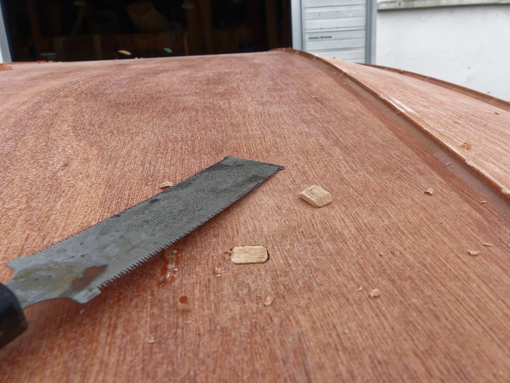 Retour sur le PassageMaker Dinghy : je prépare la finition de la surface extérieure. Ici, je viens de couper le bout de la mortaise bâbord de la cloison arrière à l'aide d'une scie à affleurer. 
