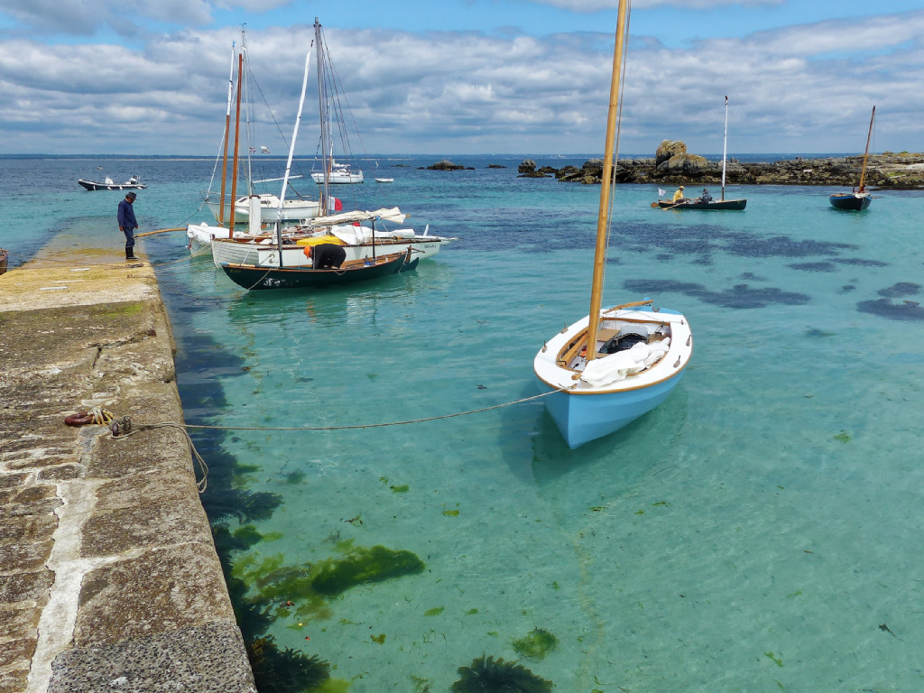 Un changement appréciable des eaux de Bretagne sud par rapport à celles des Pertuis des précédentes éditions du Challenge Naviguer Léger est leur transparence ! Dans les Pertuis, le limon en suspension interdit de voir quoi que ce soit au-delà de 10 cm de profondeur. 
