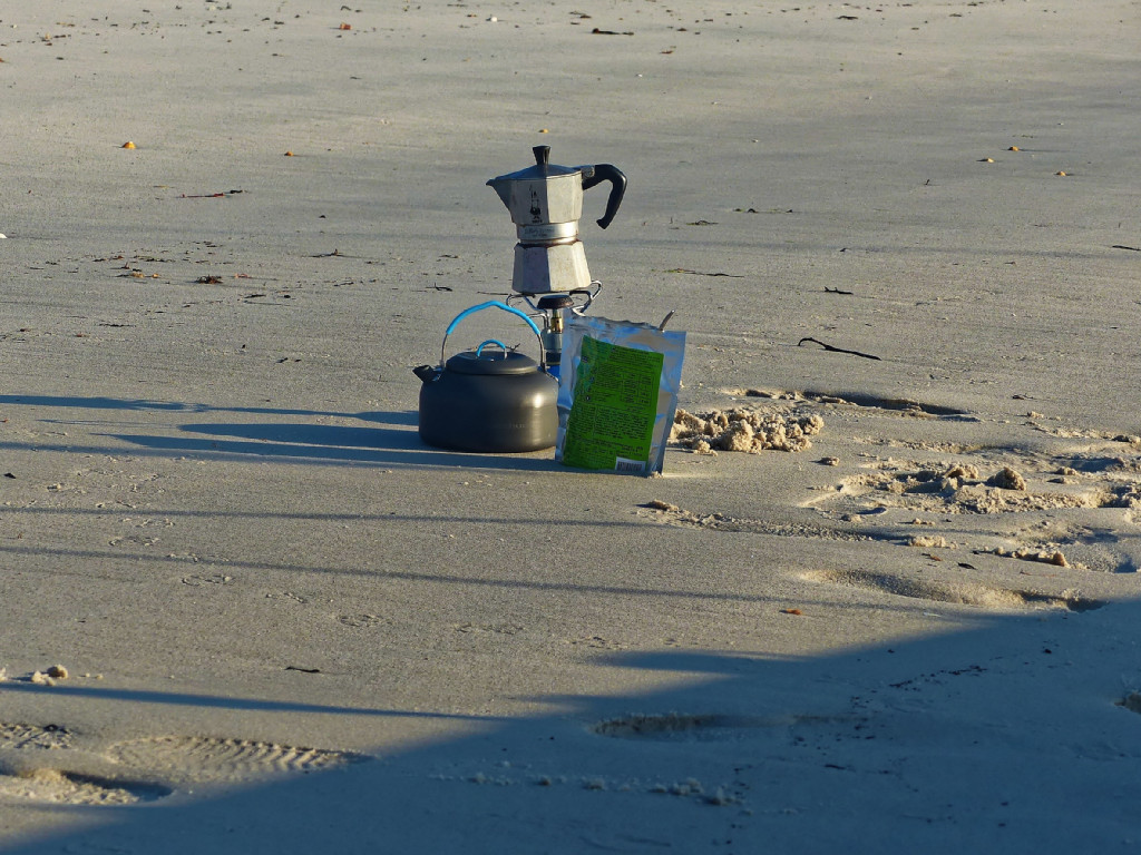 Francis fait chauffer l'eau du café (du vrai café moulé, s'il vous plait) à même le sable. 