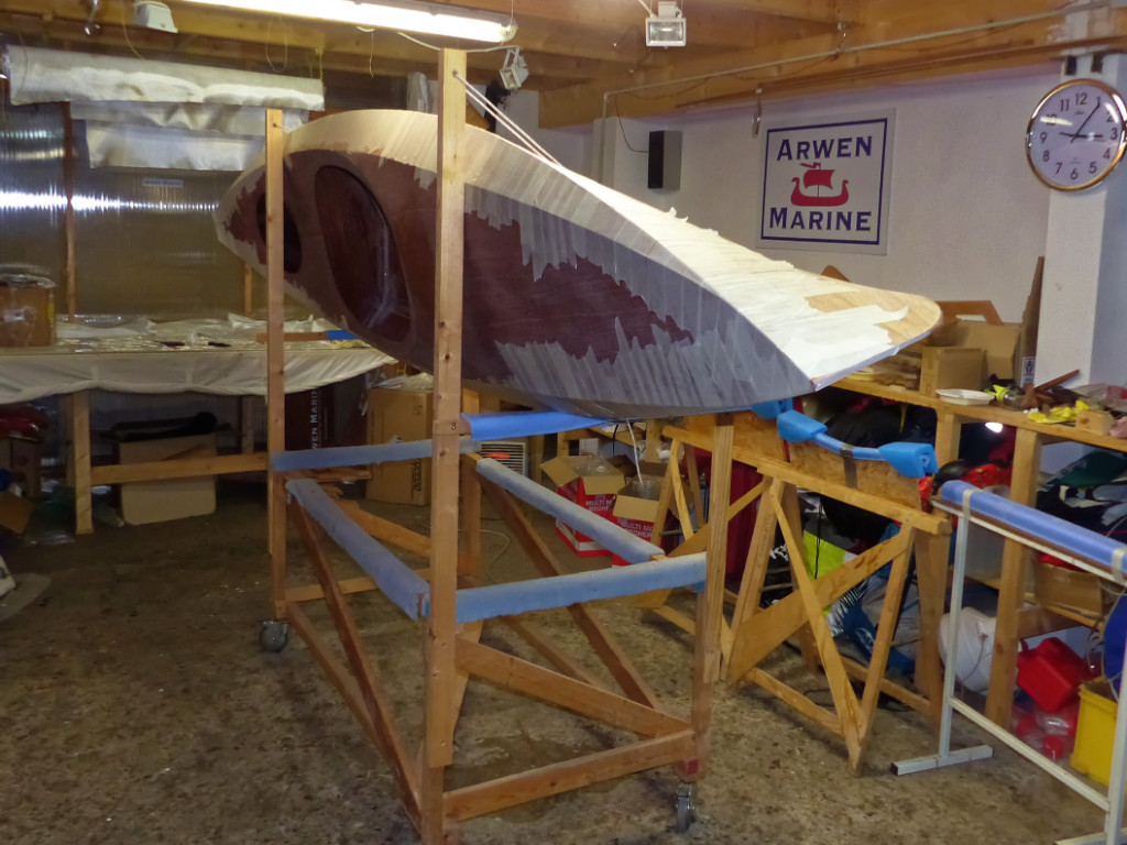 Collage du pont sur la coque : le Wood Duck 12 est basculé sur la tranche pour que nous ayons un meilleur accès au joint-congé tribord. Il sera ensuite basulé sur l'autre tranche pour faire le joint bâbord.