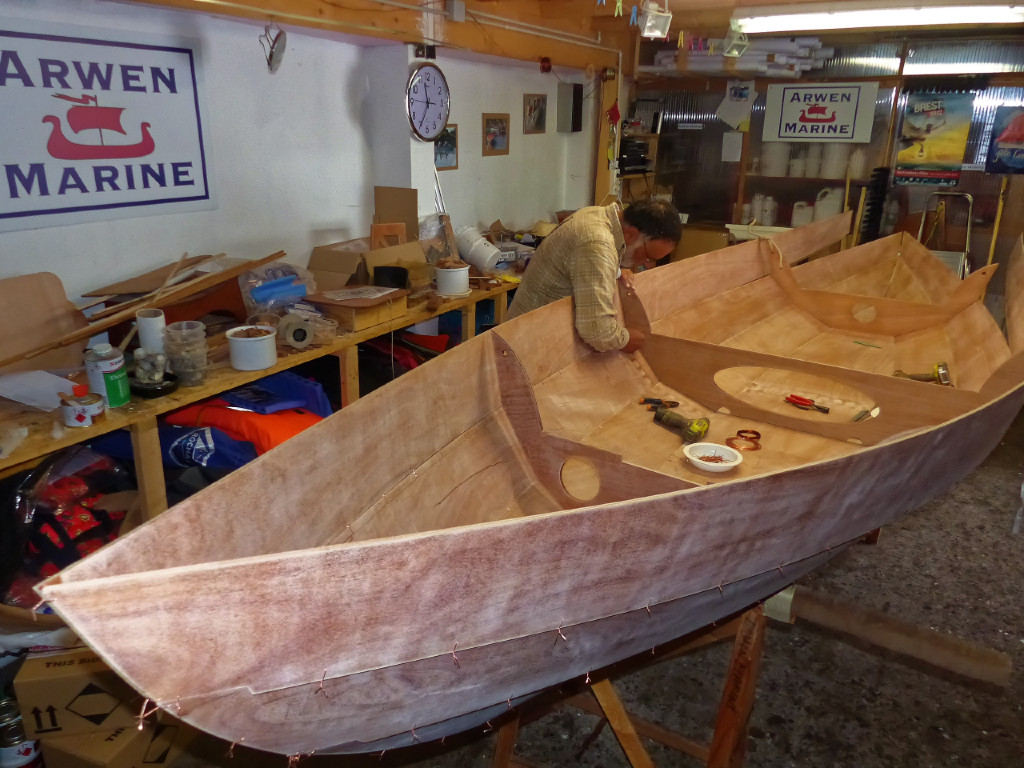 Robert a acheté le Skerry construit par François à Gap, mais il souhaitait voir comment un tel bateau se construisait, et il est donc venu passer une semaine à l'atelier pour construire avec moi celui de Xavier, que j'allais livrer gréé, en "prêt à peindre". 