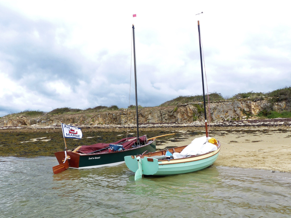 Le Goat Island Skiff et le Morbic 12 : deux approches assez différentes du voile-aviron. 