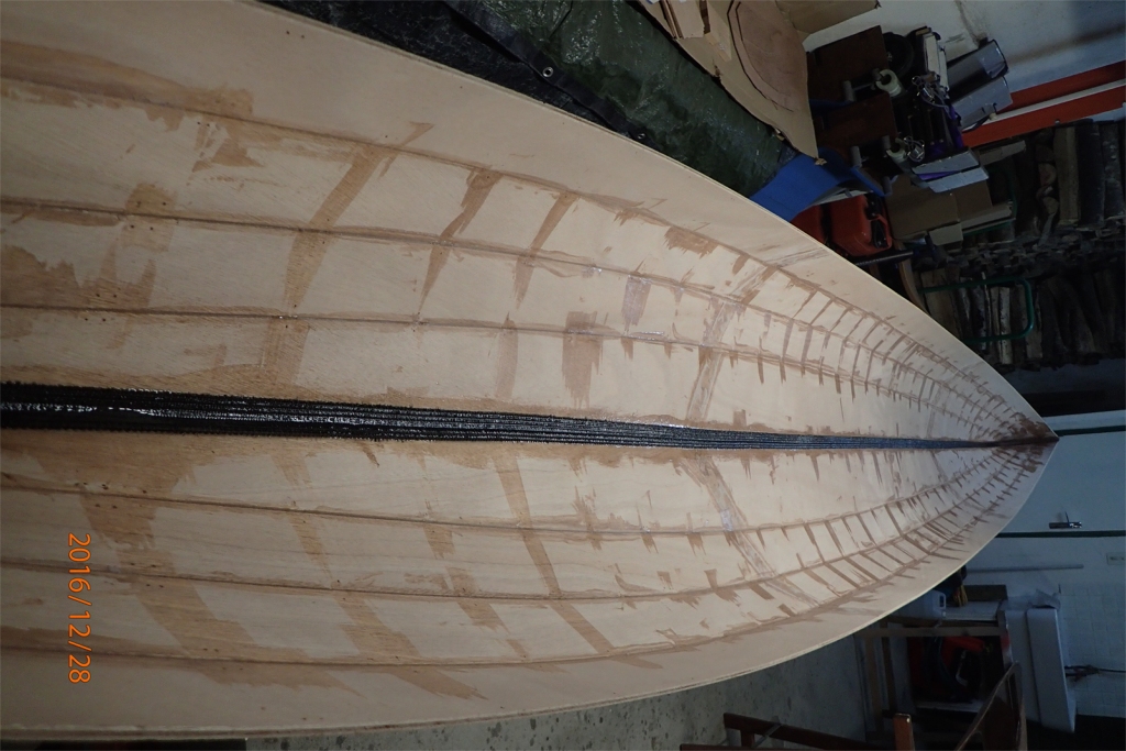 Voici une vue de la coque collée avant pontage : celle-ci est constituée de huit panneaux, soit deux fois plus que les autres kayaks de la famille des Shearwater, qui n'en ont que quatre. La coque du Shearwater Double est ainsi plus "ronde", ce qui permet de réduire la surface mouillée. 