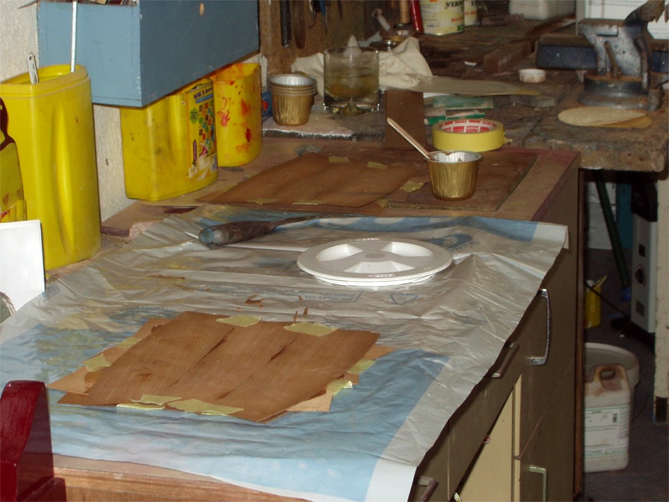 Et pour finir, la "cuisine" de Denis pour la préparation de son placage bois : il fabrique de petits échantillons de contreplaqué en collant à 90° du bois de placage de récupération. 