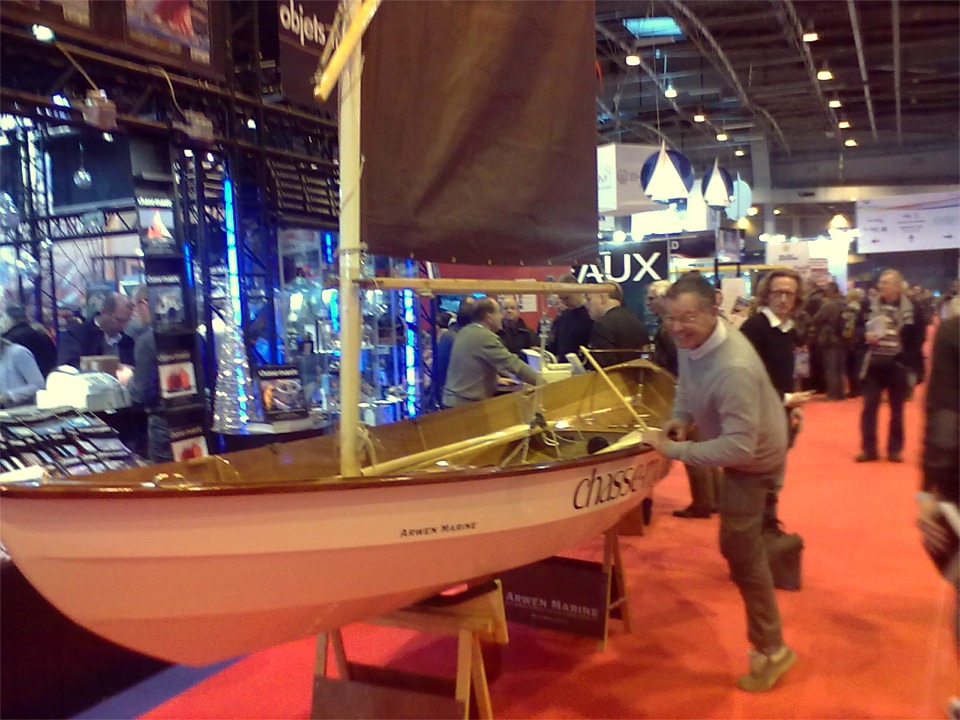 Plus d"un mois s'est écoulé depuis mes précédentes "Nouvelles". Cette photo prise durant le Salon Nautique de Paris, le 8 décembre dernier, montre Didier, gagnant du concours du Chasse-Marée sautant à bord de son Skerry devant le stand de la revue. Je suppose qu'une photo plus officielle sera très prochainement visible dans le Chasse-Marée. Entretemps, Didier est venu à Clairoix chercher son bateau, et nous avons attelé la remorque derrière sa puissante Twingo (et je me botte le c.. depuis le 27 décembre car dans le feu de l'action, je n'ai pas fait de photo de cet équipage. Didier, si vous avez l'occasion de faire une photo....)