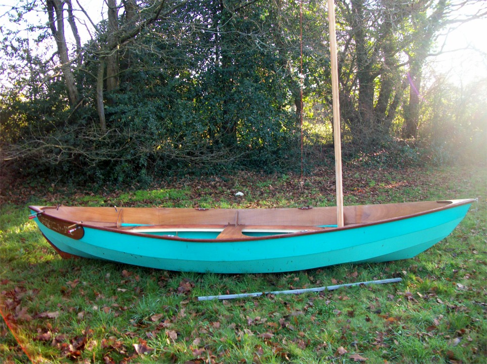 Frédéric m'envoie les trois photos suivantes de son Grand Skerry. Le sien fait 17 pieds, soit 5.18 m et son bau maxi est de 1.54 m. Je rappelle que "l'original" fait 15 pieds, soit 4.57 m, pour un bau de 1.37 m (et le mien fait 18 pieds, soit 5.49 m par 1.65 m. 