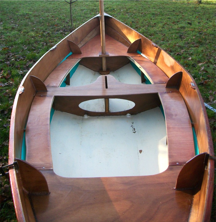 Frédéric n'a pour l'instant essayé son Grand Skerry qu'à l'aviron, et il compte le gréer d'une misaine au tiers avec un petit foc : à suivre ! 