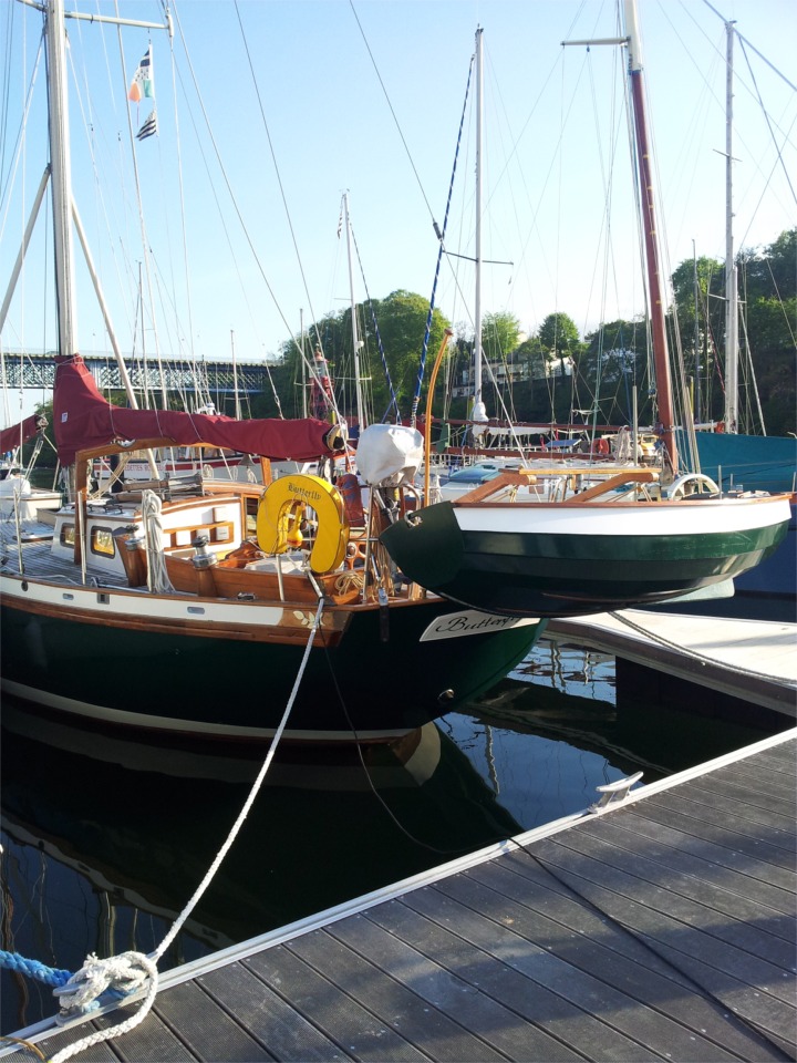 Pour les endroits trop courts (ou trop chers), Claude peut mettre la Prame d'Eastport en pontée et relever les bossoirs pour revenir à la longueur HT de la coque principale. Simple et élégant.