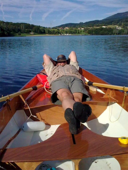 André nous fait ici une brillante démonstration de l'une des nombreuses activités possibles sur un petit bateau... 