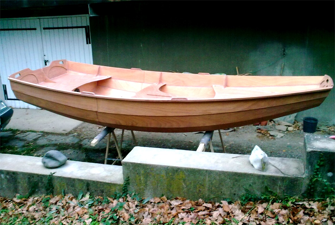 André nous envoie des images du lancement de son PassageMaker. Cette photo est la dernière du bateau "dans son bois" avant la peinture. 