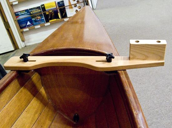 Il faut que le bateau soit construit avec une serre, ou il faut avoir collé l'un des deux plis des listons sur l'intérieur du bordage, comme certains constructeurs le font, car la traverse se fixe par des étriers réglables qui se pincent sur la serre. 