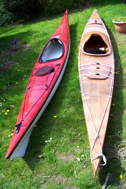 Cette comparaison illustre l'importance du volume du Chesapeae 17 LT, dont la coque est dépourvue du pincement des extrémités visible sur le kayak de gauche. 
