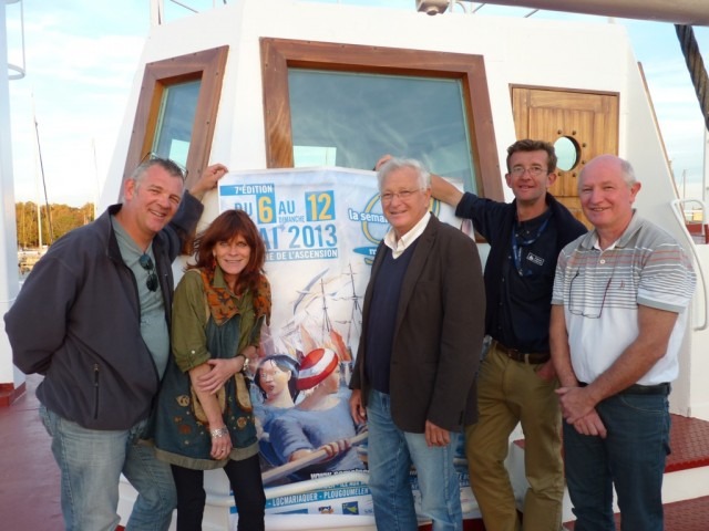 J'ai une bonne et une mauvaise nouvelle, à cause de Bernard Ficatier, à gauche sur l'image. La bonne, c'est que la Semaine du Golfe accueille du 6 au 12 mai 2013 une seconde édition de "Je construis mon bateau" (voir notre compte-rendu de la première édition des Tonnerres de Brest 2012) et que vous pourrez donc venir y construire avec moi votre Skerry, Prame d'Eastport, Youyou, Passage Maker Dinghy ou tout autre bateau de la gamme Arwen Marine (à l'exception peut-être du PocketShip). La mauvaise est que du coup je ne pourrai pas naviguer en compagnie de La Marie Pupuce et de Piff, les deux seuls Skerry inscrits à ce jour (que font tous les autres?) Lire l'actu de la Semaine du Golfe. 