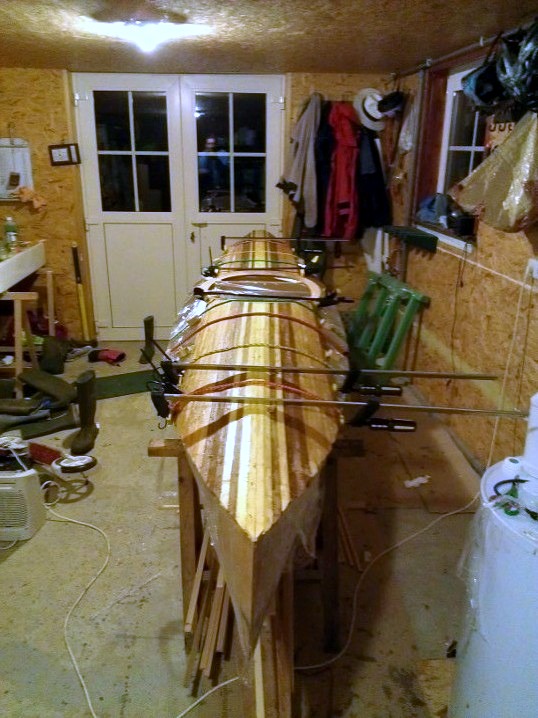 Christophe nous envoie deux nouvelles photos du lattage du pont de son Wood Duck 12 Hybride, bientôt fini. 