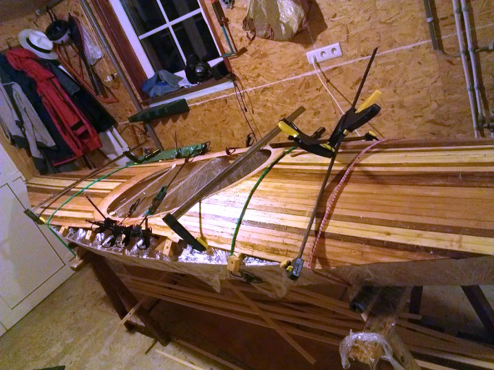 Les ponts lattés sont troujours spectaculaires, et Christophe a choisi un lattage simple, toutes les lattes sont parallèles à l'axe du kayak, ce qui permet d'éviter les coupes à angle variable, qui prennent un temps fou. 