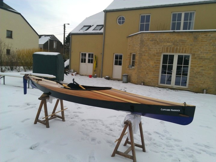 Christophe nous envoie des images de son magnifique Wood Duck 12 Hybride "Capitaine Haddock". Ceux d'entre vous qui viennent au Lac d'Orient pourront l'adminer en chair et en os (euh, en cèdre et en contreplaqué).