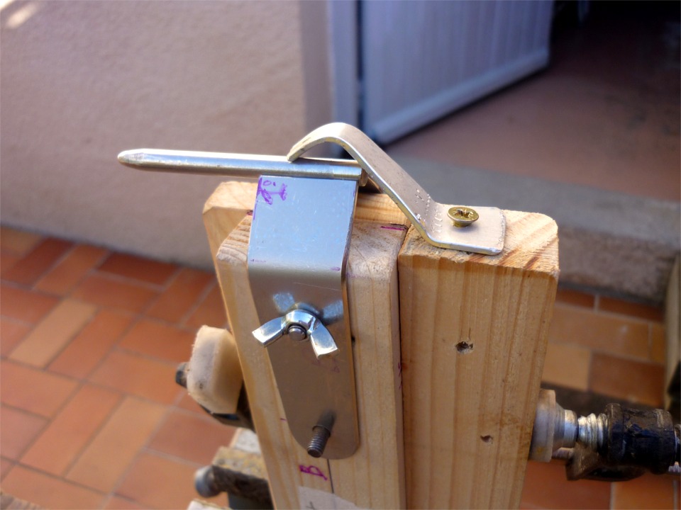 Encore beaucoup plus impressionnant : Claude a réalisé lui mème ses ferrures de gouvernail en inox. Ici, l'un de ses aiguillots est prêt à être soudé. 