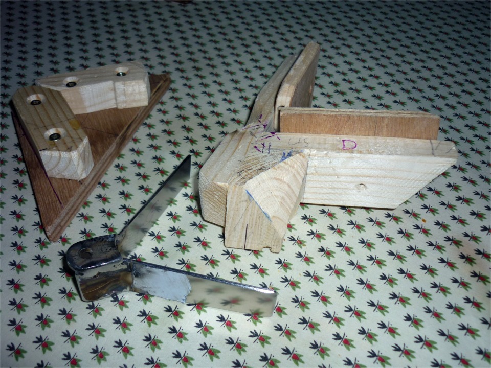 Et voici un fémelot avec la forme en bois qui a servi à le mettre en forme. 