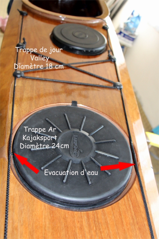 Didier nous envoie les six photos suivantes de son Shearwater 17, sur lequel il vient de remplacer les trappes. En effet, les trappes d'origine en contreplaqué avec joint de mousse n'étaient pas assez étanches pour l'utilisation qu'il en fait ! 
