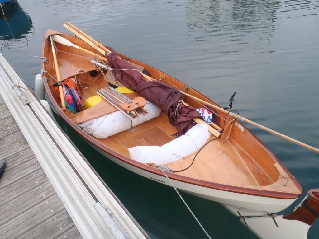 Didier nous envoie les trois photos suivantes du siège à coulisse qu'il a installé dans son Skerry "Chasse-Marée". Notez aussi les grosses réserves de flottabilité gonflables récemment ajoutées, en plus des deux réservoirs de ballast jaunes sous le banc (20 litres chacun), que nous connaissions déjà. Didier a prévu de participer avec Jean-David au prochain raid "Sail Caledonia" du 24 au 31 mai prochain avec Jean-David, lui aussi en Skerry, sur le non moins fameux "Piff". 