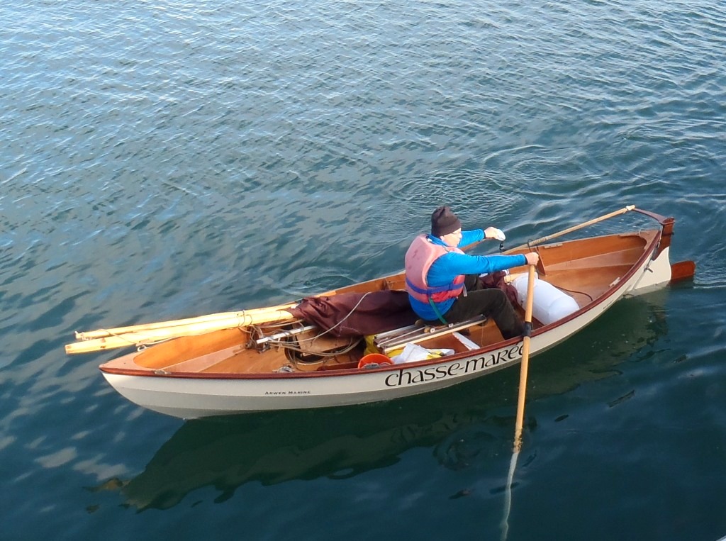 Didier écrit : "Je t'envoie quelques photos de mes derniers bricolages nautiques : un siège à coulisse amovible (il se range verticalement sur le pont arrière). 