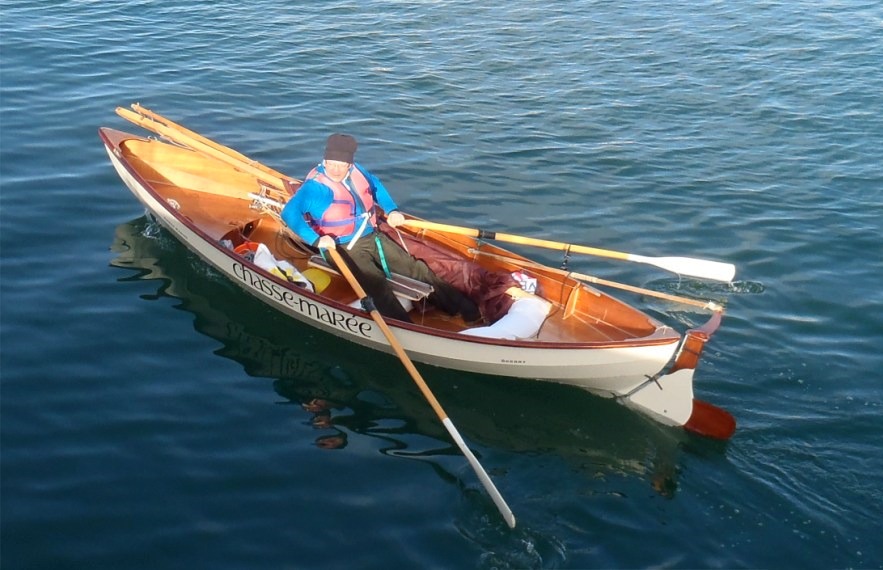 Didier écrit : "Je t'envoie quelques photos de mes derniers bricolages nautiques : un siège à coulisse amovible (il se range verticalement sur le pont arrière).  En tous cas, il sera passionnant de suivre les exploits de nos deux solitaires français outre-Manche... 