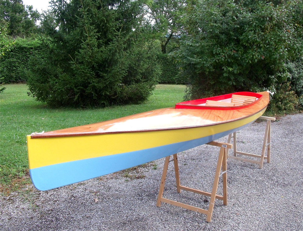 Serge m'envoie les deux photos suivantes du lancement du magnifique (et très coloré !) Mill Creek 16.5 qu'il a construit cet été à partir d'un kit.