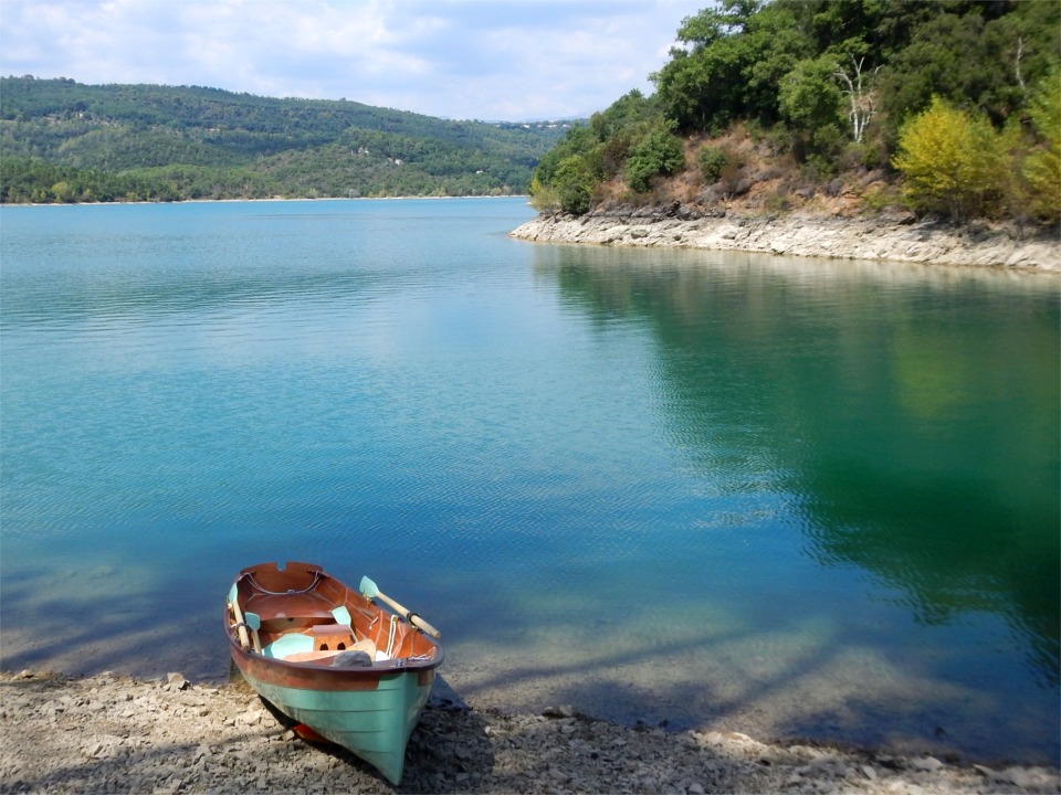En effet, Annick et Emmanuel ont préféré les eaux calmes du lac pour leurs premiers essais de nage car ils étaient jusque là exclusivement kayakistes et la nage en double demande un petit apprentissage pour la synchronisation et le dosage de l'effort entre les deux bras. 