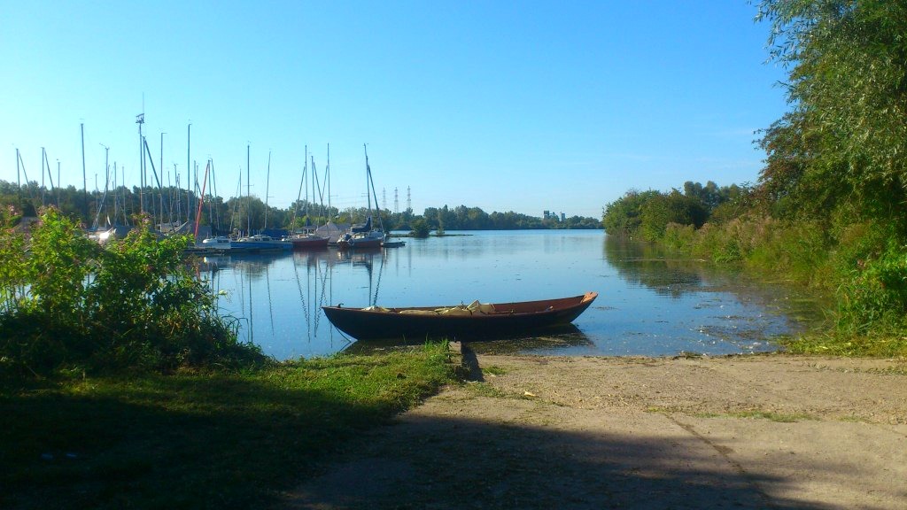 Martial (constructeur du Doris 17 Aldies II) nous envoie "... une vue d’un bel endroit situé sur le vieux Rhin (parallèle au Rhin canalisé emprunté par le trafic fluvial ), à hauteur de Strasbourg mais côté allemand. C’est un espace paisible aménagé pour la plaisance, bordé par des réserves pour oiseaux et des étendues inondables. On perçoit tout de même en fond les installations du port de Strasbourg."